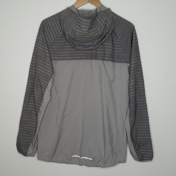 Nike Lightweight Essential Hooded Running Jacket - Picture 5 of 8